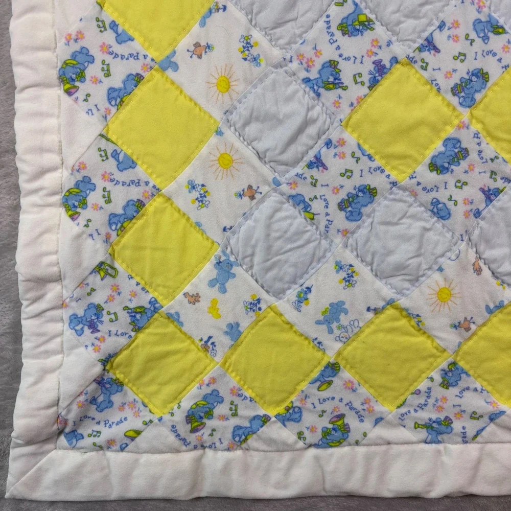 Vtg Unbranded Kids Baby Blanket OS White Yellow Blue Quilted Bear Parade Print